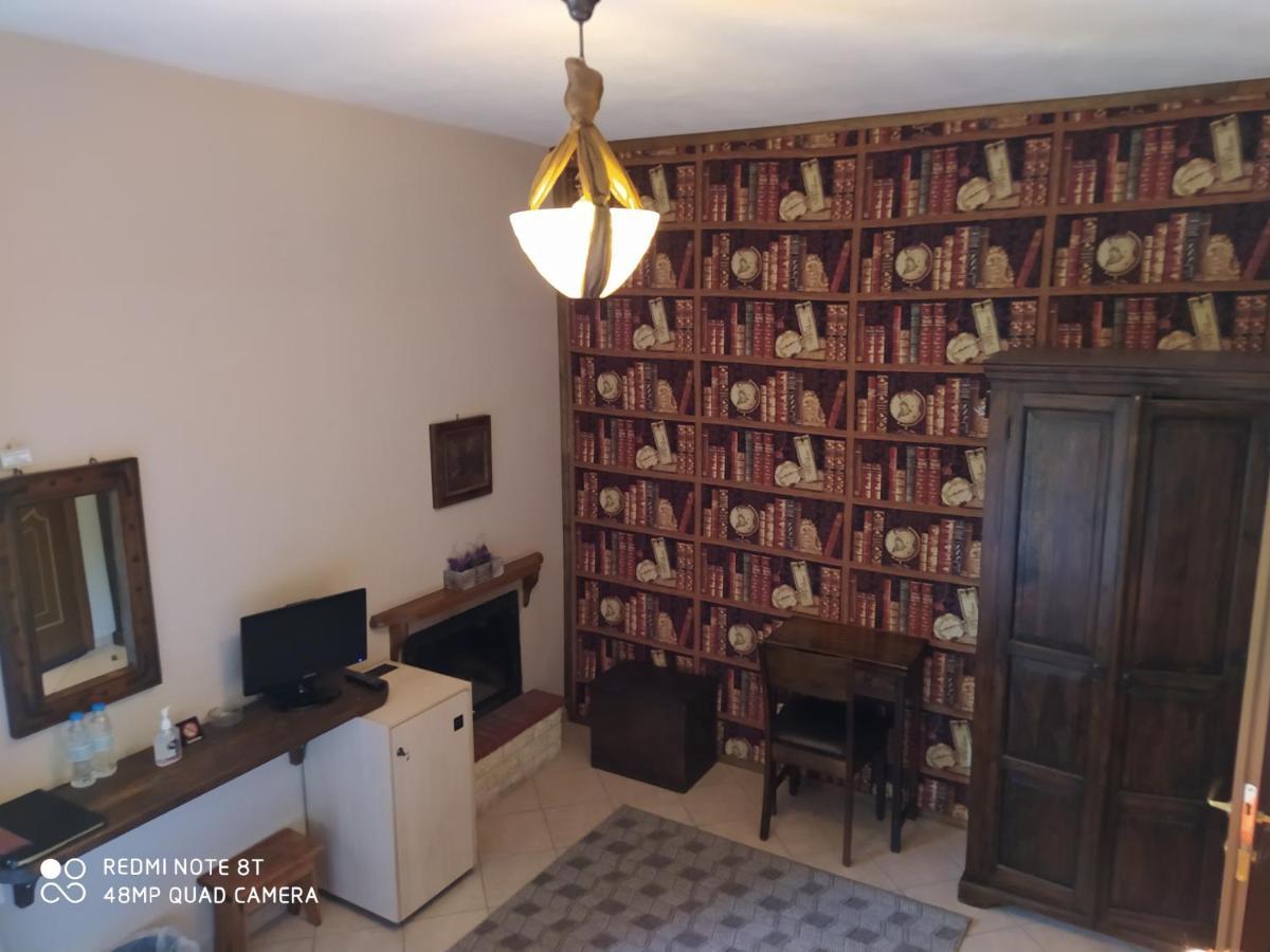 Hotel Xenonas Sta Tzakia à Karpenísion Extérieur photo
