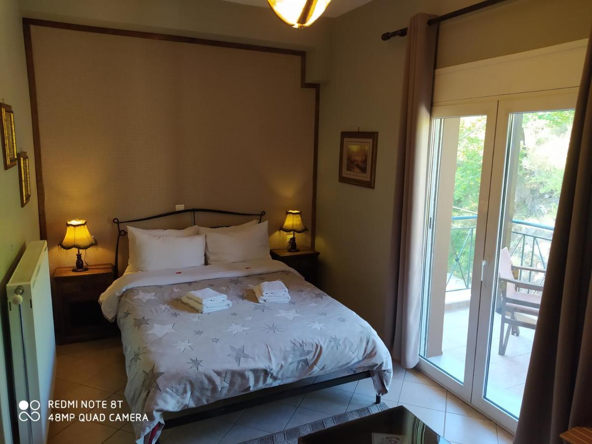 Hotel Xenonas Sta Tzakia à Karpenísion Extérieur photo