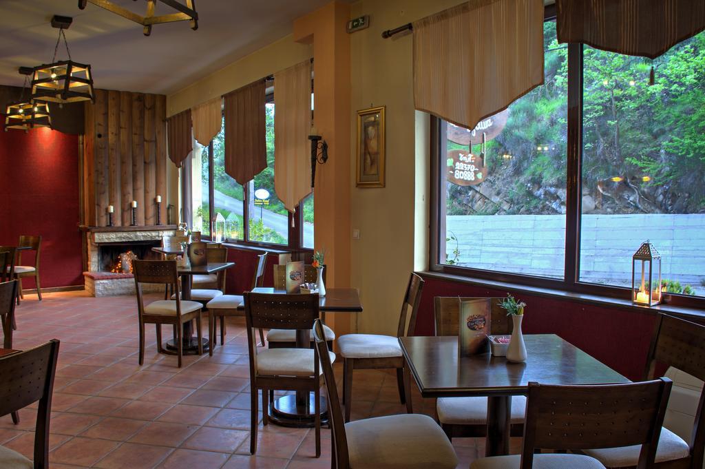 Hotel Xenonas Sta Tzakia à Karpenísion Extérieur photo