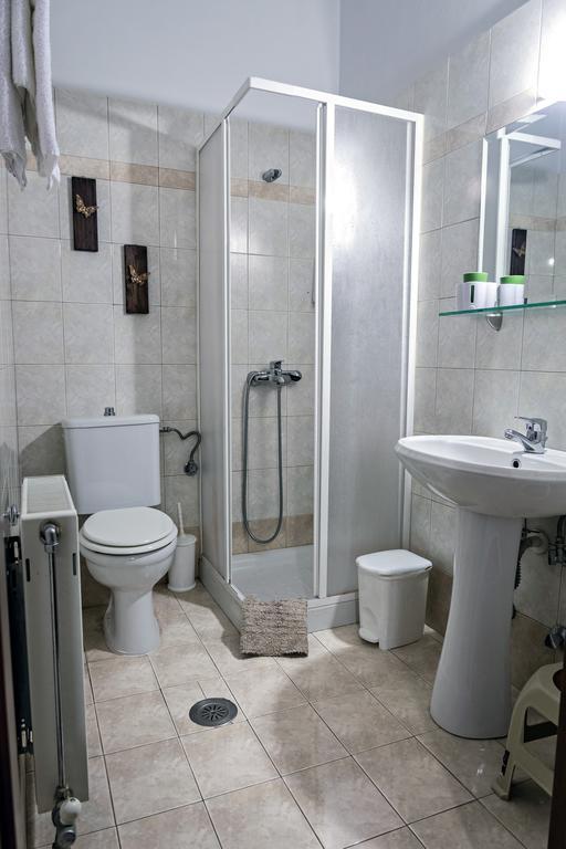 Hotel Xenonas Sta Tzakia à Karpenísion Extérieur photo