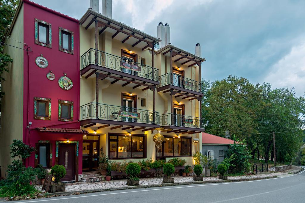 Hotel Xenonas Sta Tzakia à Karpenísion Extérieur photo