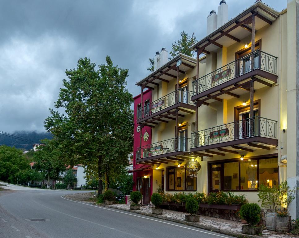 Hotel Xenonas Sta Tzakia à Karpenísion Extérieur photo
