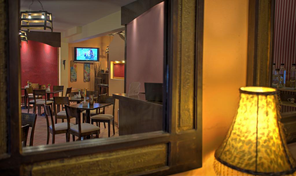 Hotel Xenonas Sta Tzakia à Karpenísion Extérieur photo