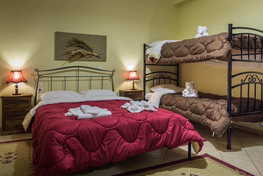 Hotel Xenonas Sta Tzakia à Karpenísion Extérieur photo