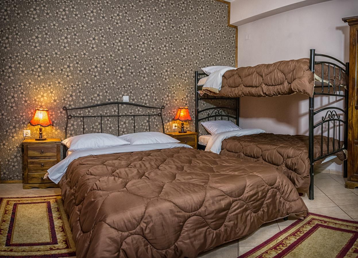 Hotel Xenonas Sta Tzakia à Karpenísion Extérieur photo